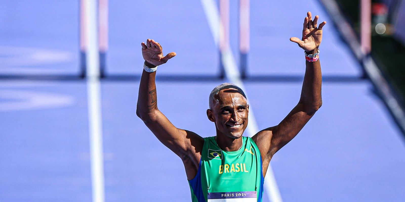 Alison dos Santos e Matheus Lima vão à semi dos 400m com barreiras