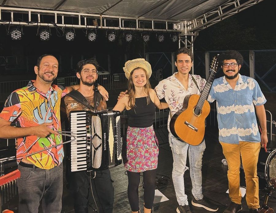 Banda de forró Flor de Pequi anima arraiá universitário em Nova