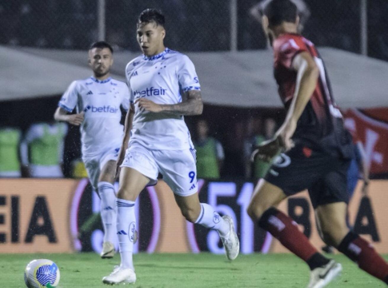 Cruzeiro leva gol de bicicleta, mas conta com Dinenno para buscar o empate diante do Vitória