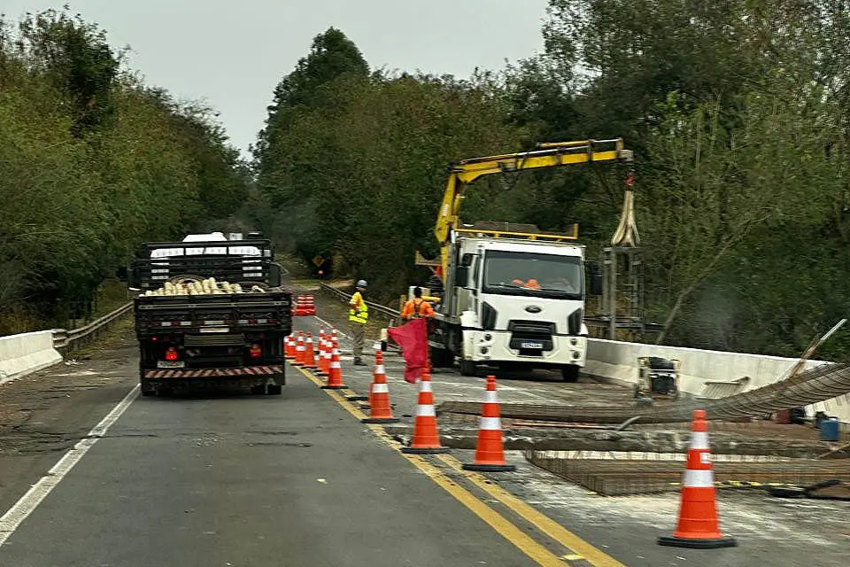 DER/PR reforma ponte entre Cianorte e Tapejara na PR-323