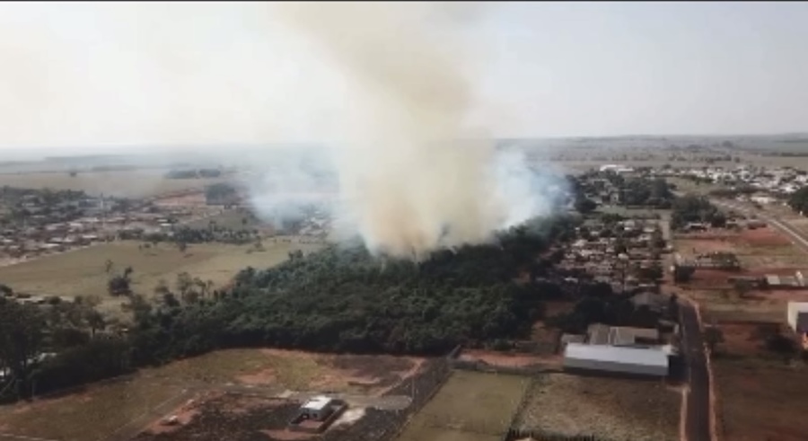 Incêndio de grandes proporções atinge bairro Campo Verde em Nova