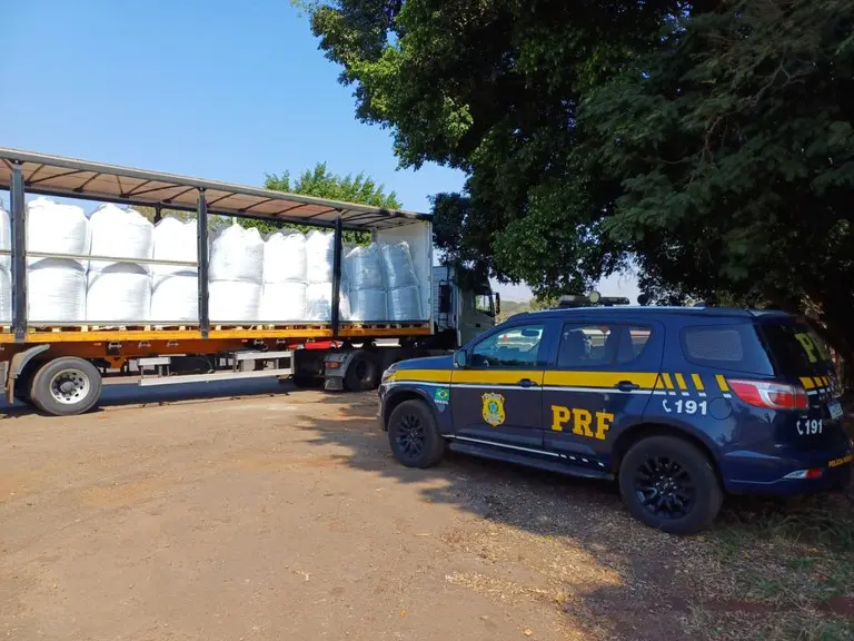 PRF flagra carreta transportando mais de 14 toneladas de café sem amarração em Ibiporã