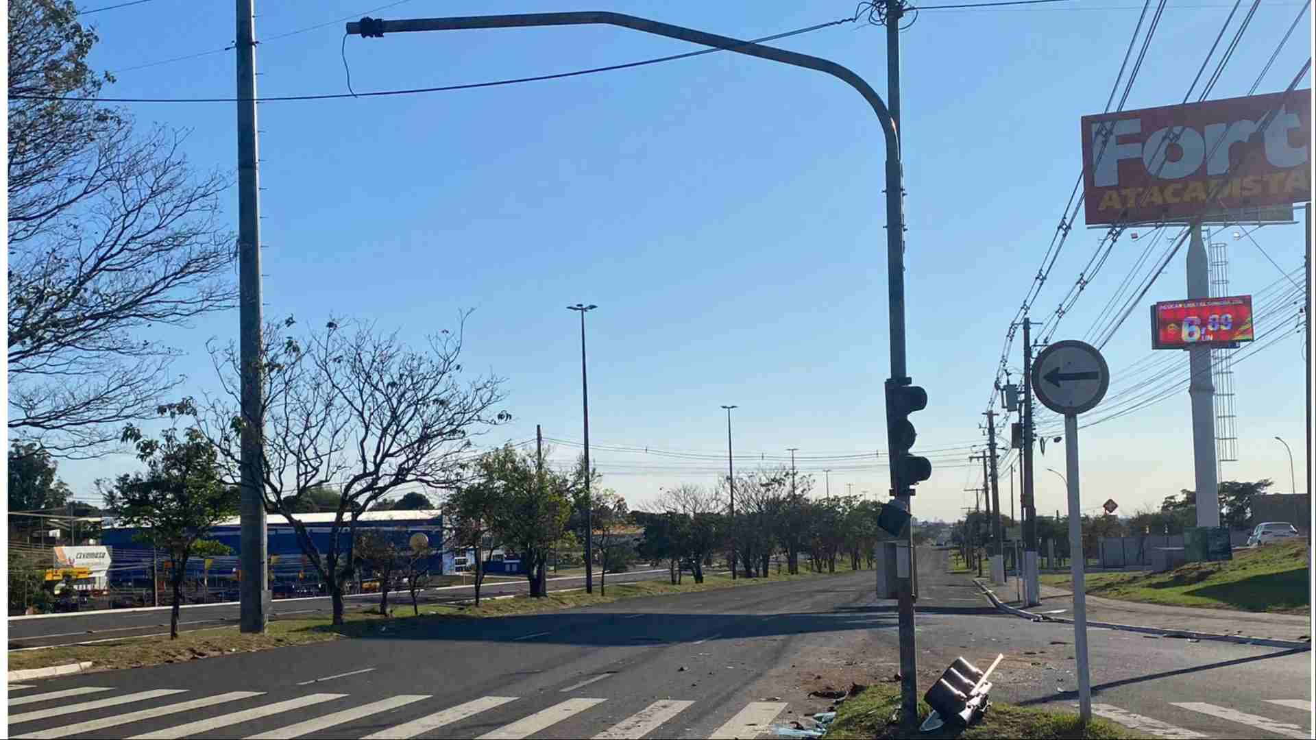 Semáforo quebrado em acidente custará R$ 17 mil para ser consertado em Campo Grande