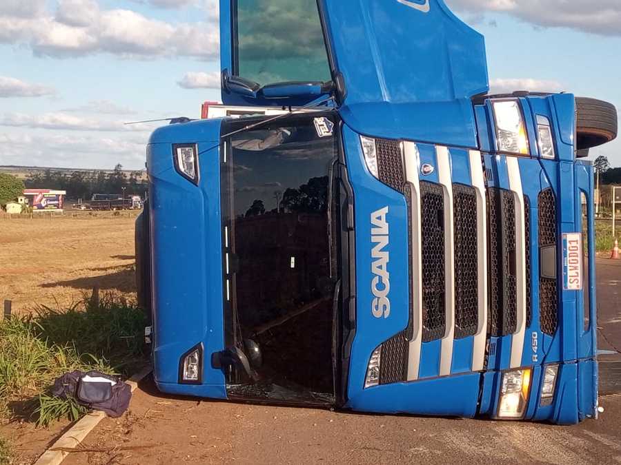 Carreta tomba após condutor perder controle de direção em curva na