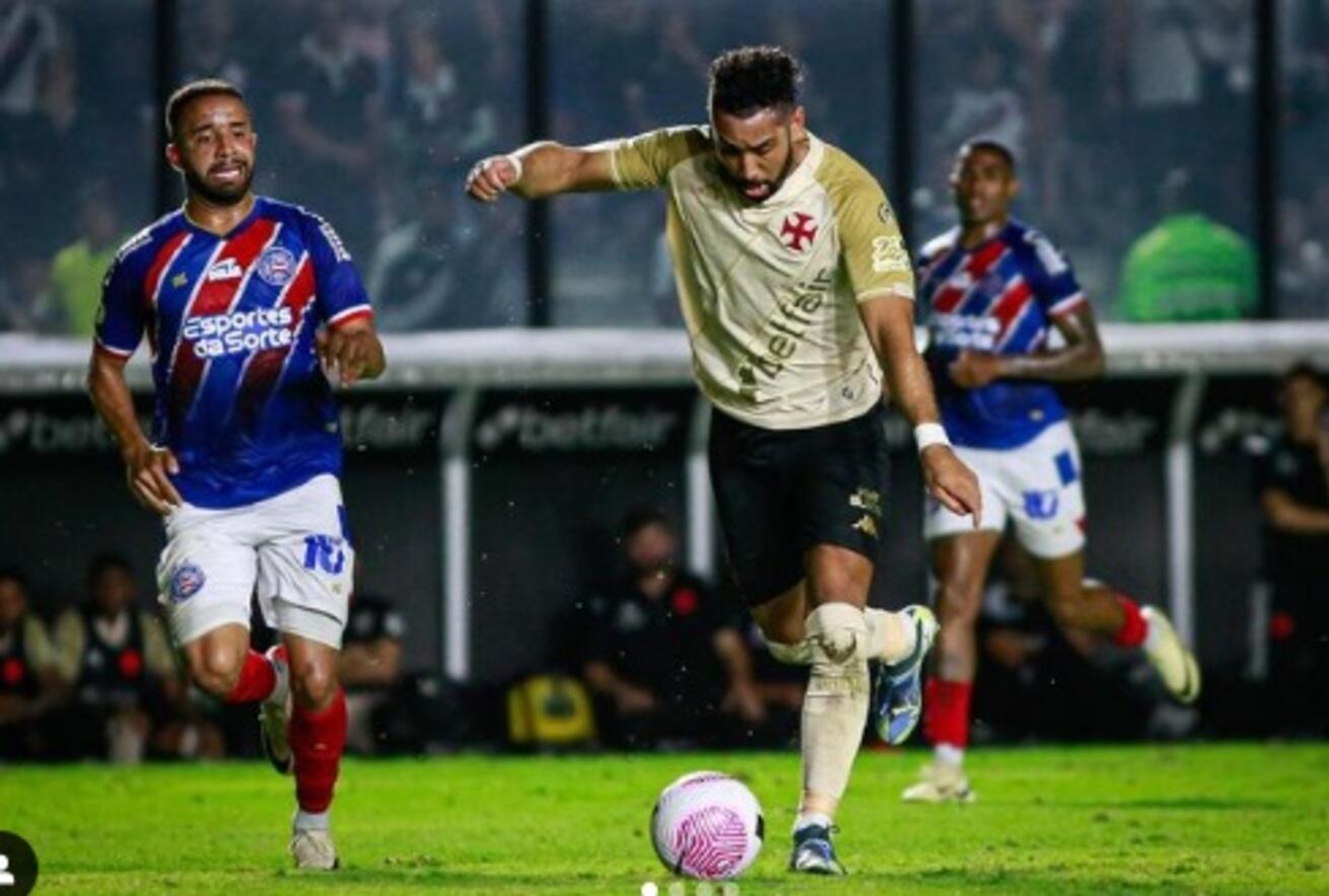 Payet faz dois, Vasco sofre susto no 2º tempo, mas vence o Bahia pelo Brasileiro