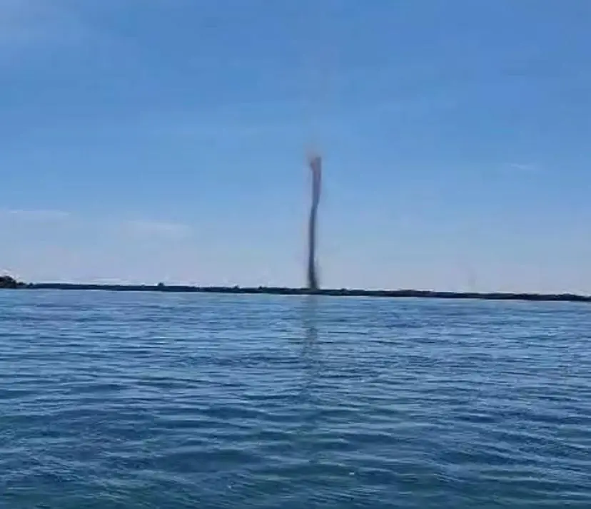 Pescadores flagram redemoinho que se formou em área de queimada em Porto Rico; VÍDEO