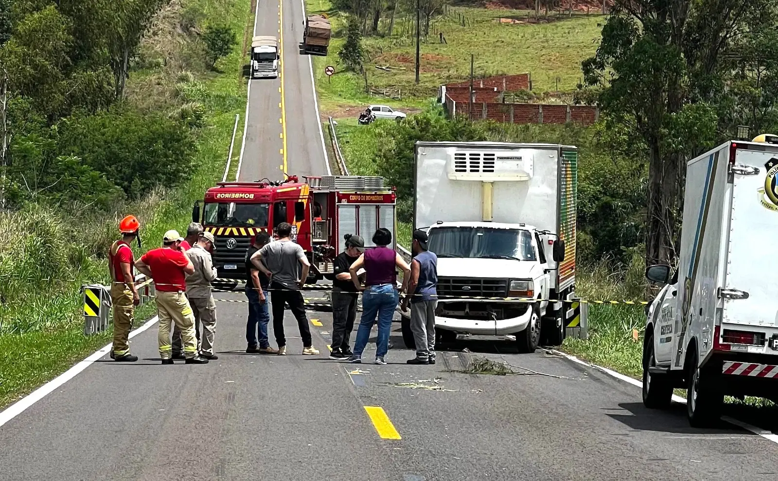 Vítima de acidente na PR-492 foi atropelada por carreta, dizem bombeiros