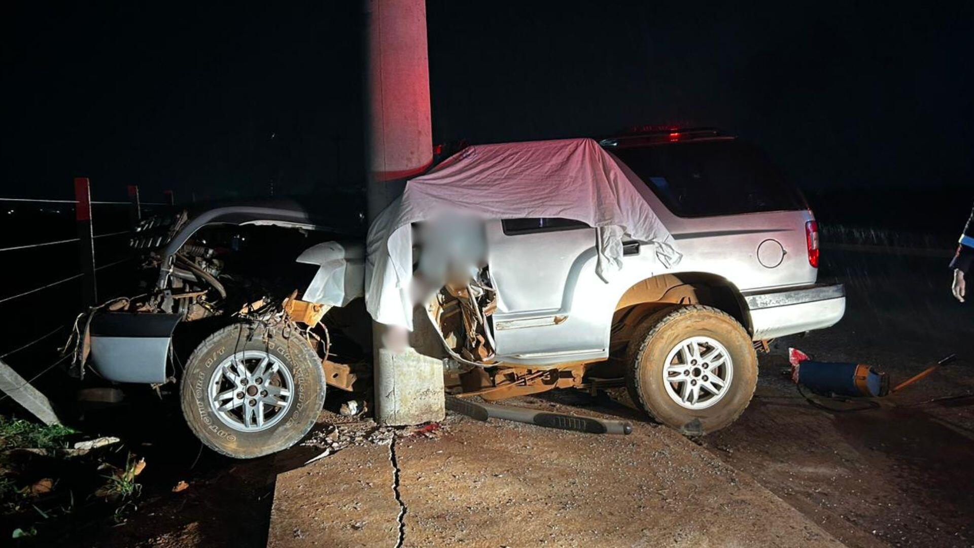 Caminhonete com família bate em poste, pais morrem e criança fica em estado grave em Campo Grande