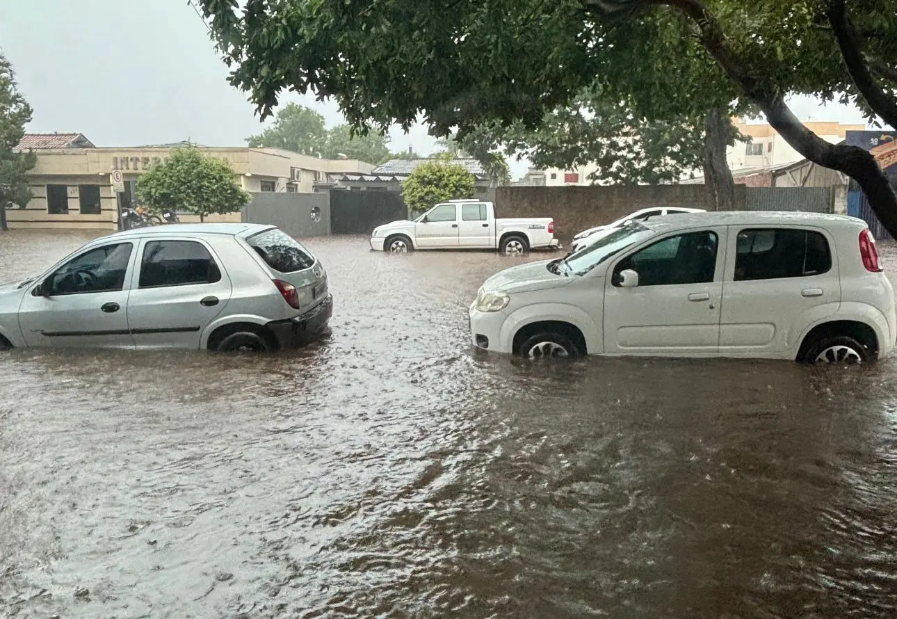 Chuva forte volta a alagar ruas de Paranavaí; assista