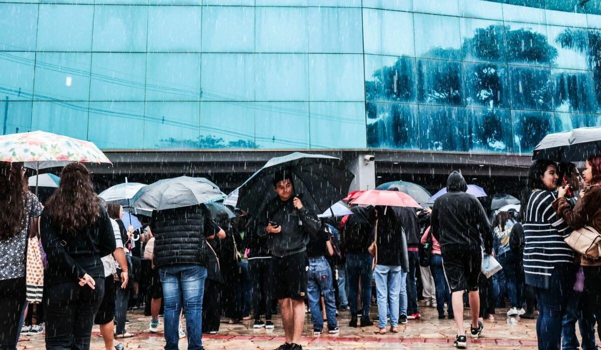 Chuva intensa e atrasados ‘de cara’ no portão: confira como foi o 1° dia do Enem em Campo Grande