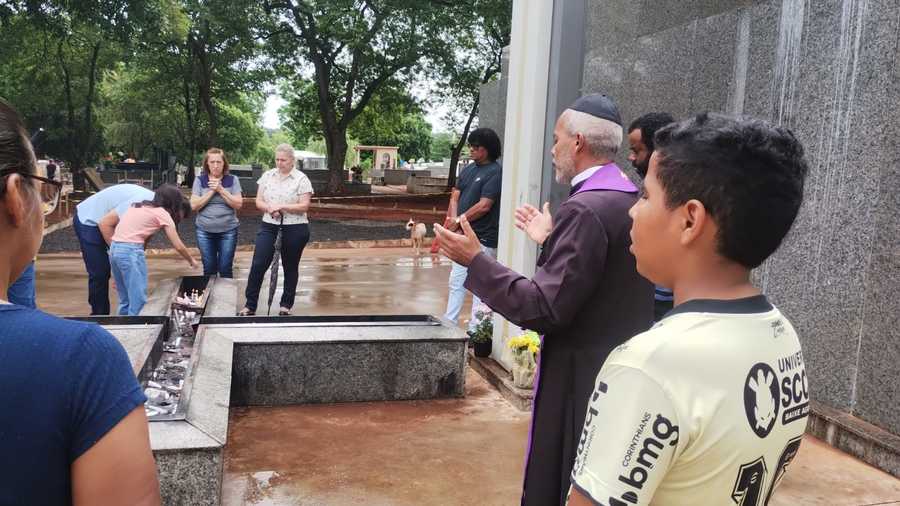 Membros da Igreja Anglicana visitam cemitério de Nova Andradina e