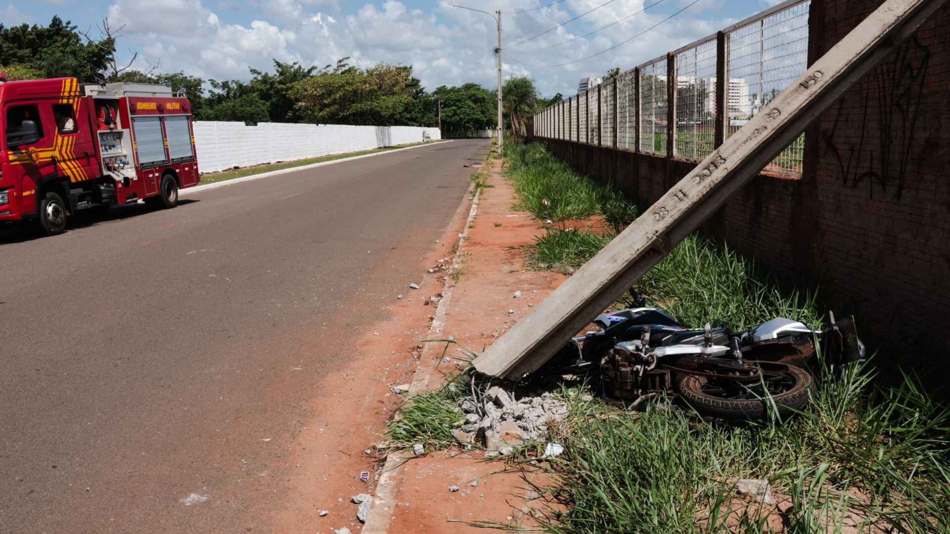 Motociclista bate em poste após sofrer mal súbito na Mata do Jacinto 