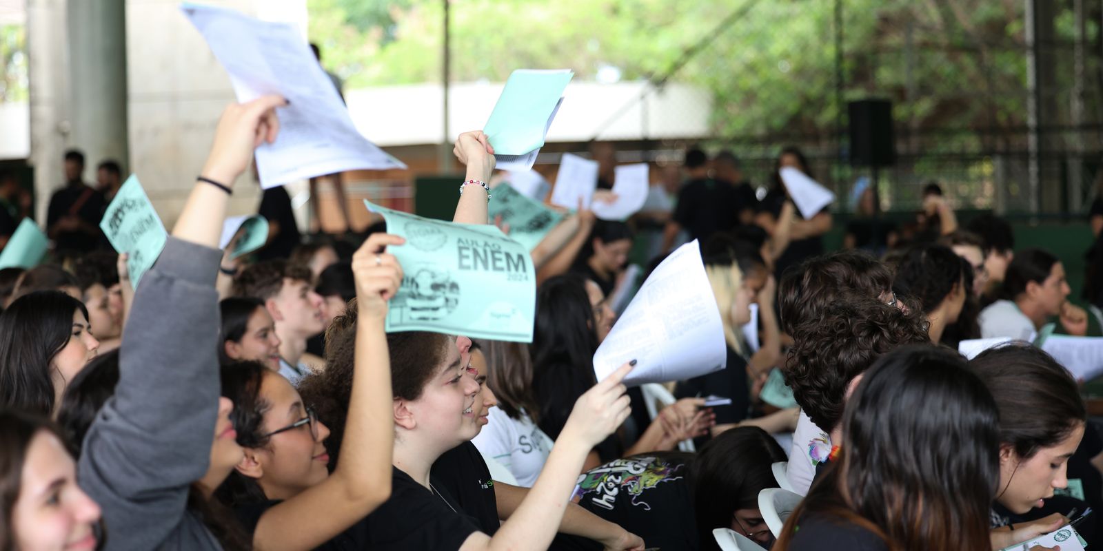 Na reta final do Enem, alunos participam de aulões e tentam relaxar