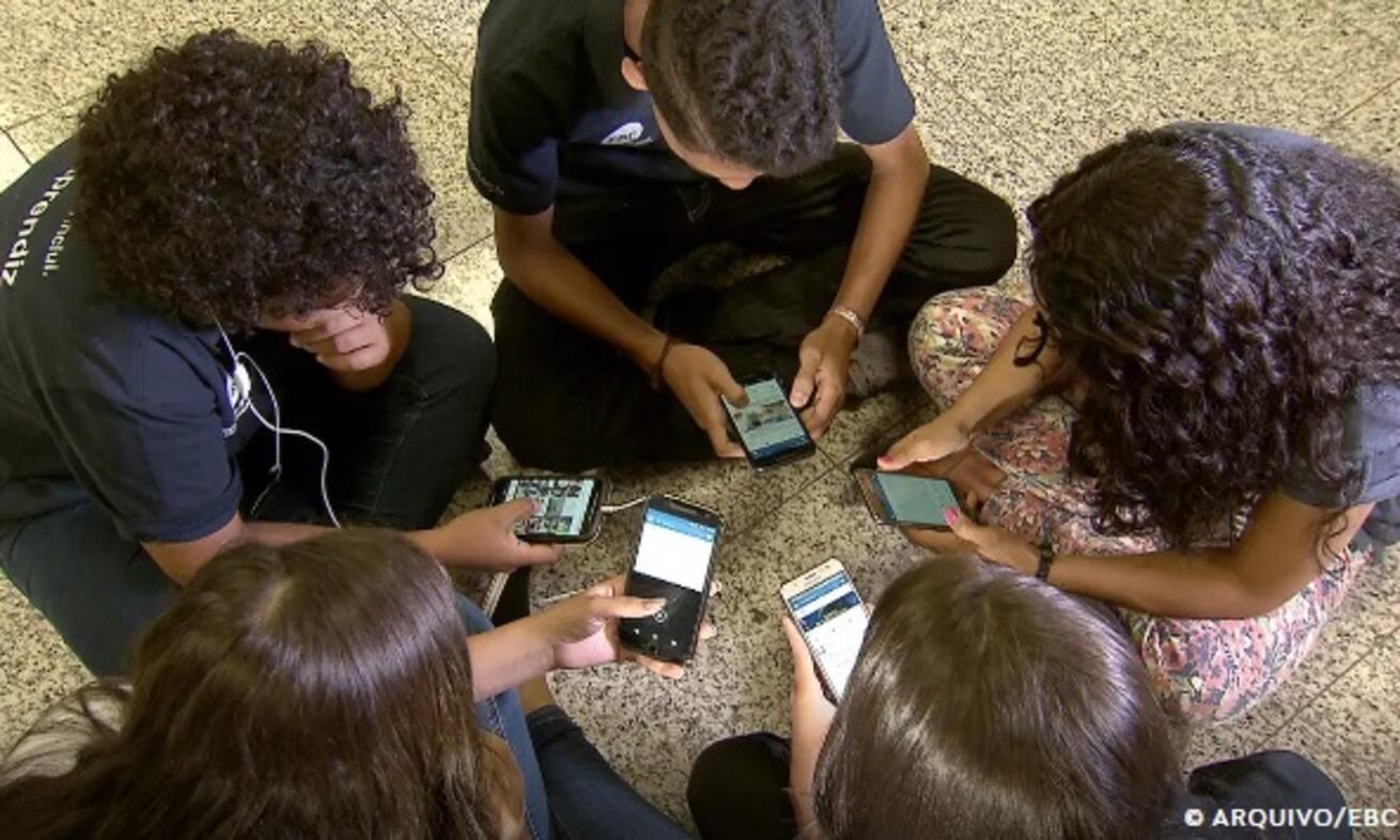 “Nem no recreio”: pesquisadores da educação criticam celular na escola