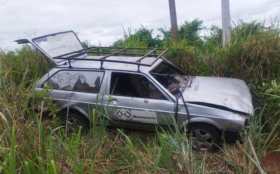 Ocupantes de carro são socorridos após acidente entre Batayporã e