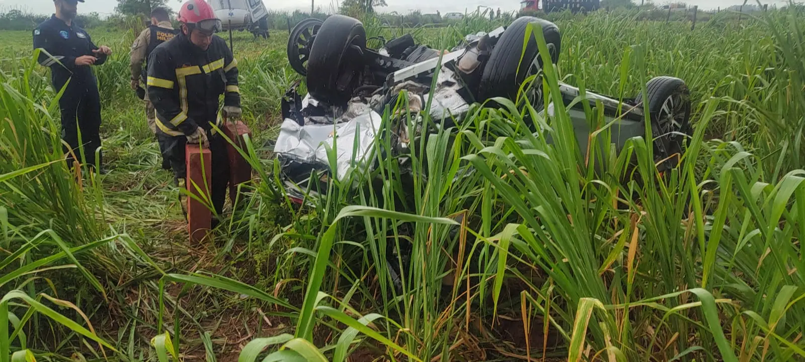 Após colisão na PR-463, carro capota e para em meio à vegetação