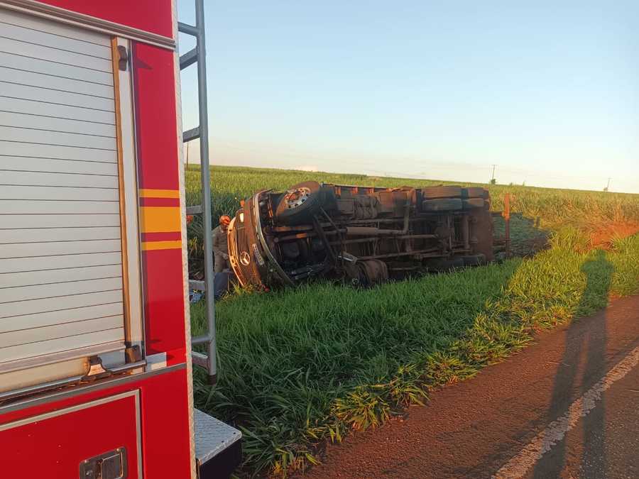 Caminhão tomba na BR-376 em Ivinhema após pneu estourar