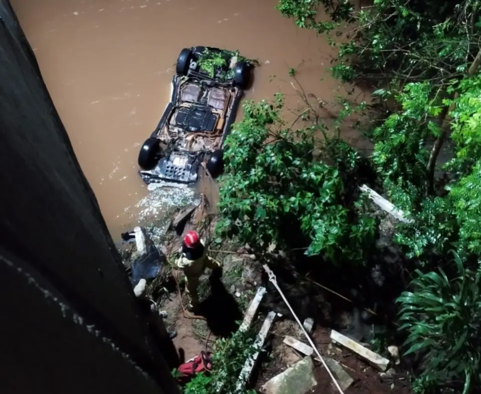 Carro capota e cai dentro de rio entre Cianorte e Terra Boa; uma pessoa morreu 