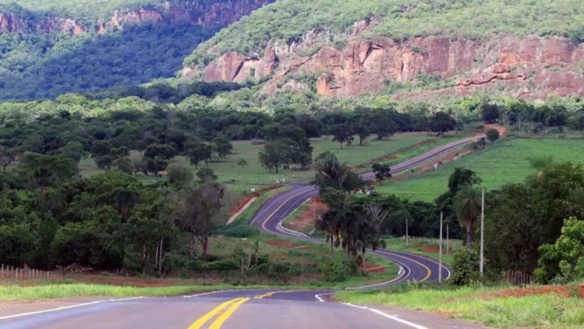 Ceia no escuro: Chuva e vento deixam turistas e moradores de Piraputanga sem energia na véspera de Natal