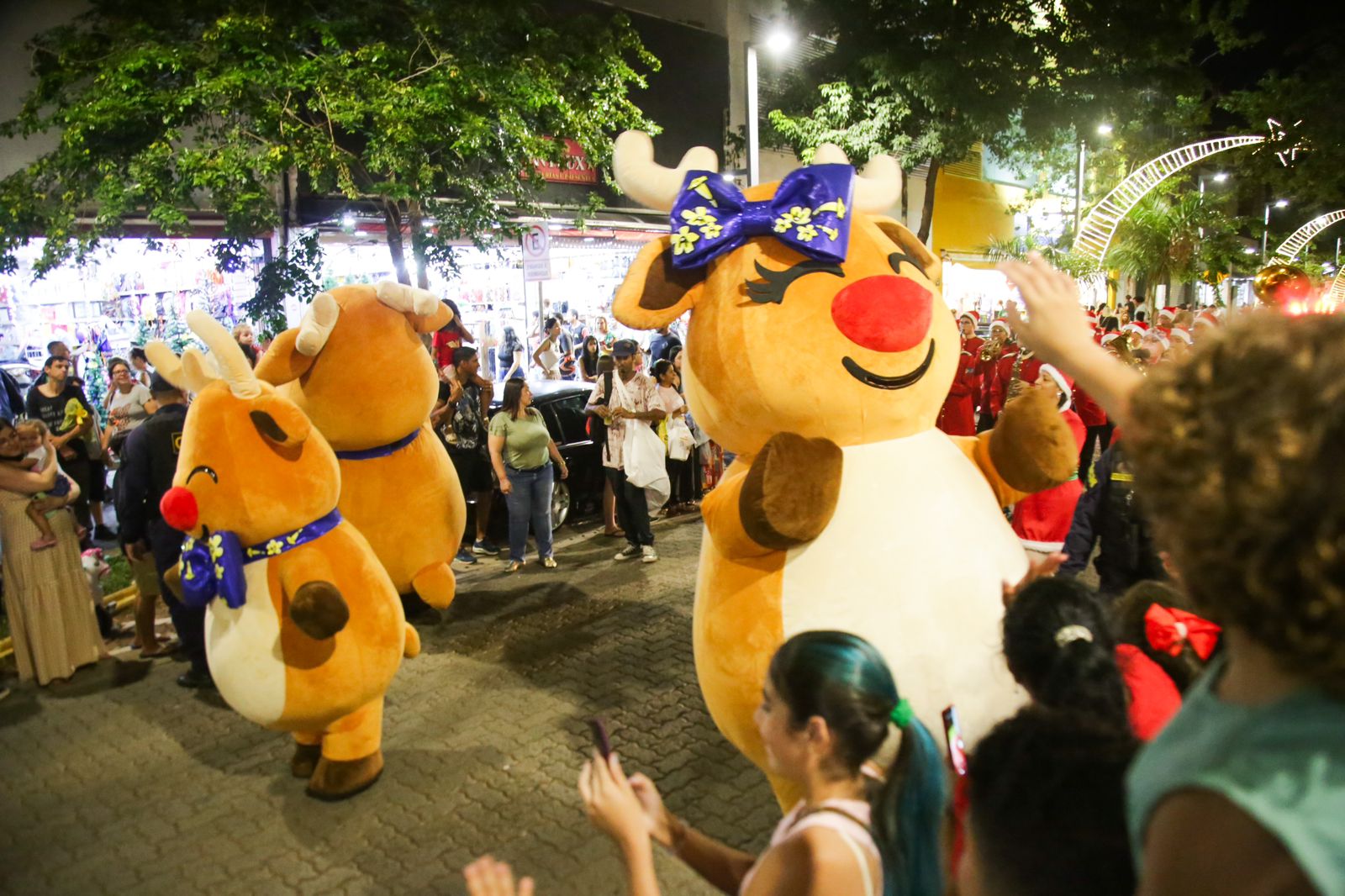 Com expectativa das crianças, Família Rena desfila durante Parada Natalina na 14 de Julho