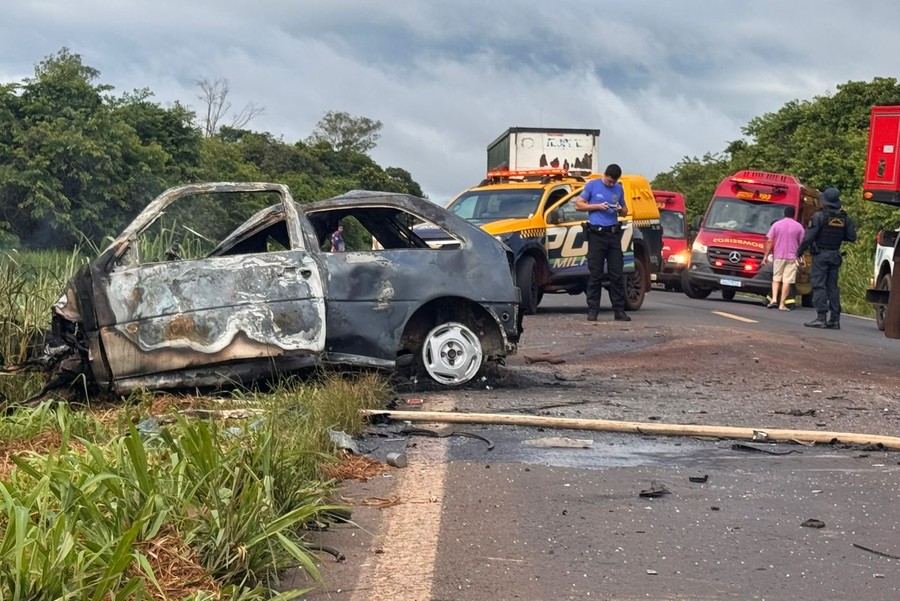 Condutor de Gol morre carbonizado ao bater em carreta na MS-276, entre