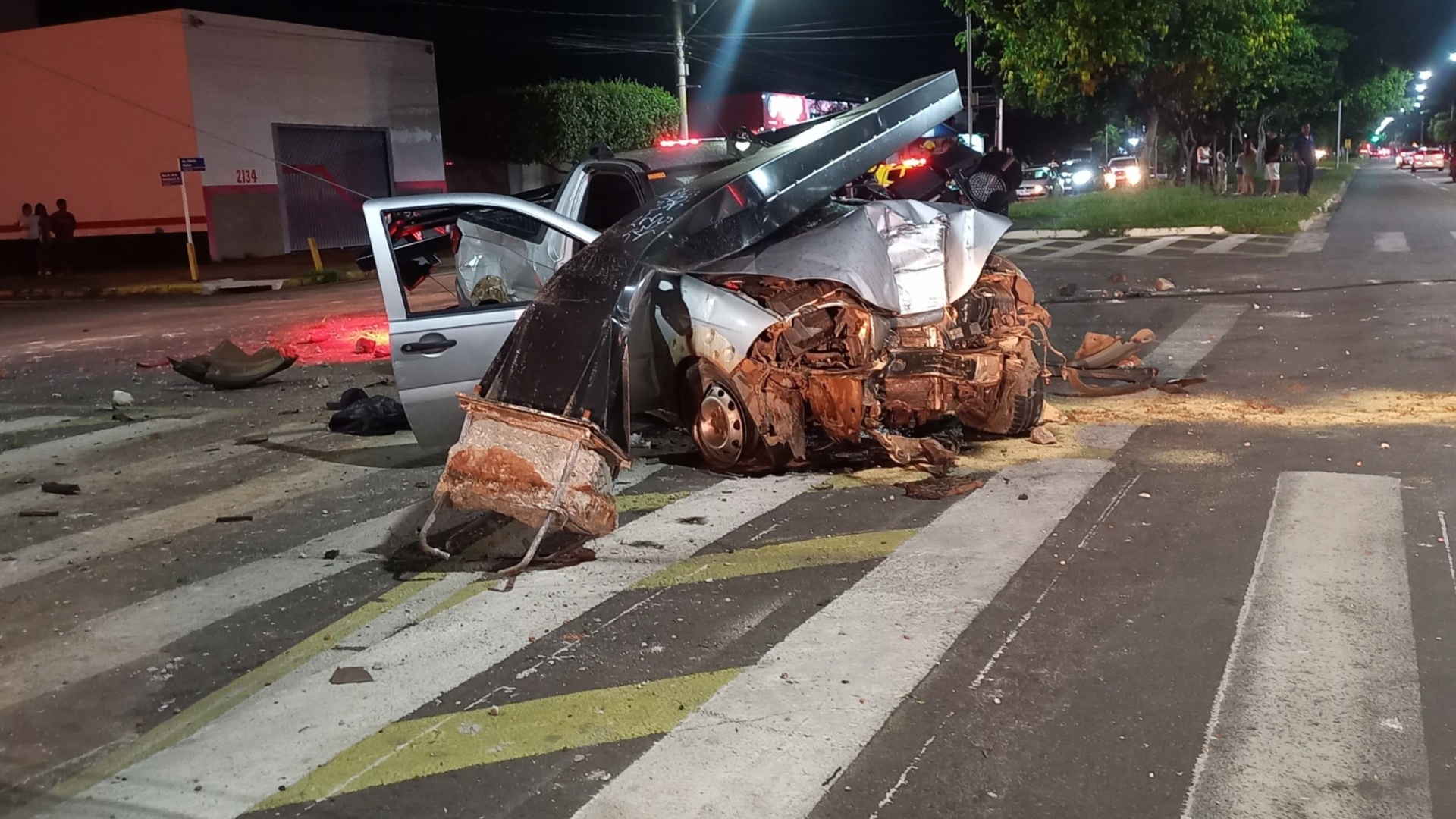 Em alta velocidade, carro bate em motocicleta e arranca poste de ferro em avenida de MS