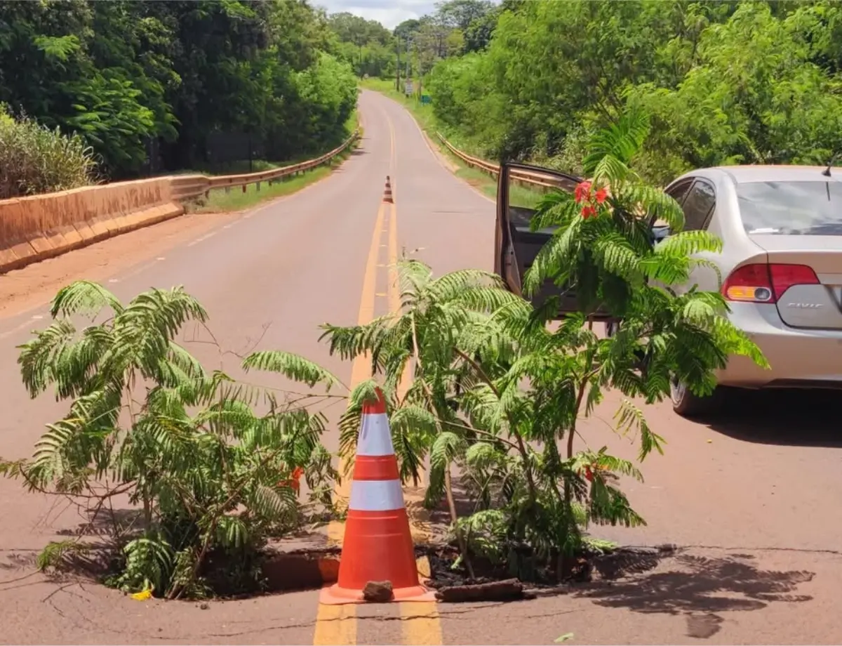 Enchentes comprometem cabeceira de ponte na PR-559 em Mirador