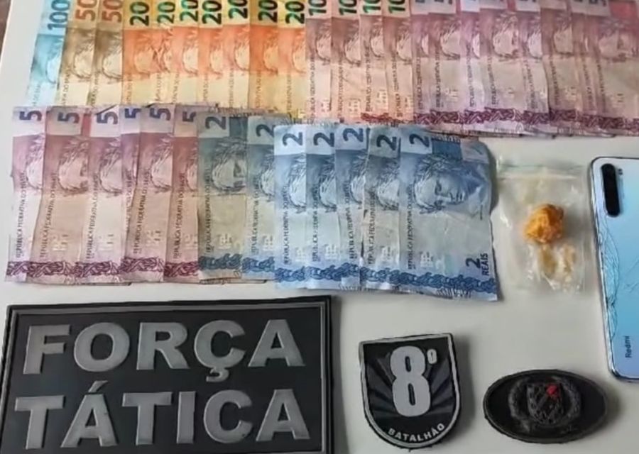 Força Tática flagra tráfico de drogas na praça no