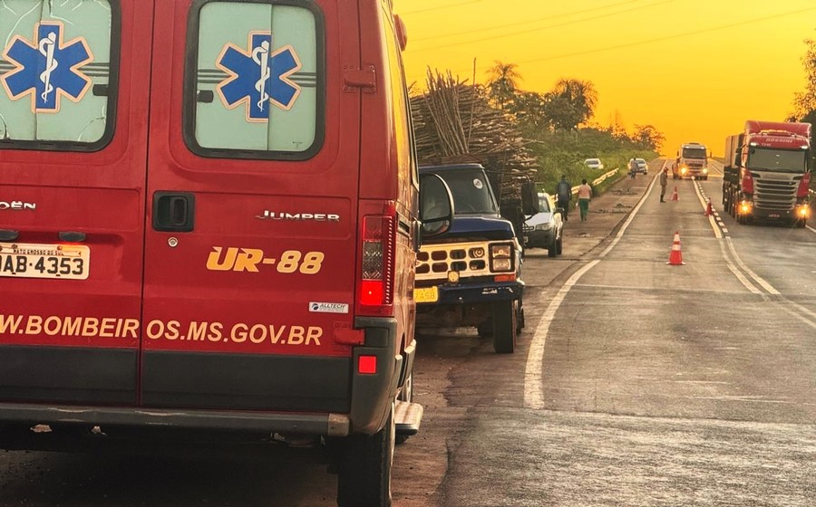 Homem morre prensado ao trocar pneu de caminhonete no anel viário de