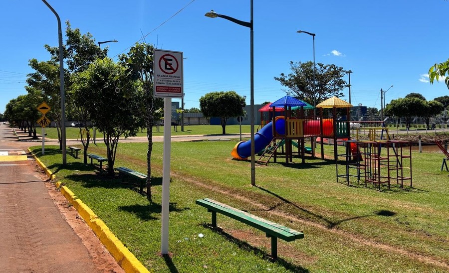 Rua João Antônio da Silva, na lateral da lagoa, tem