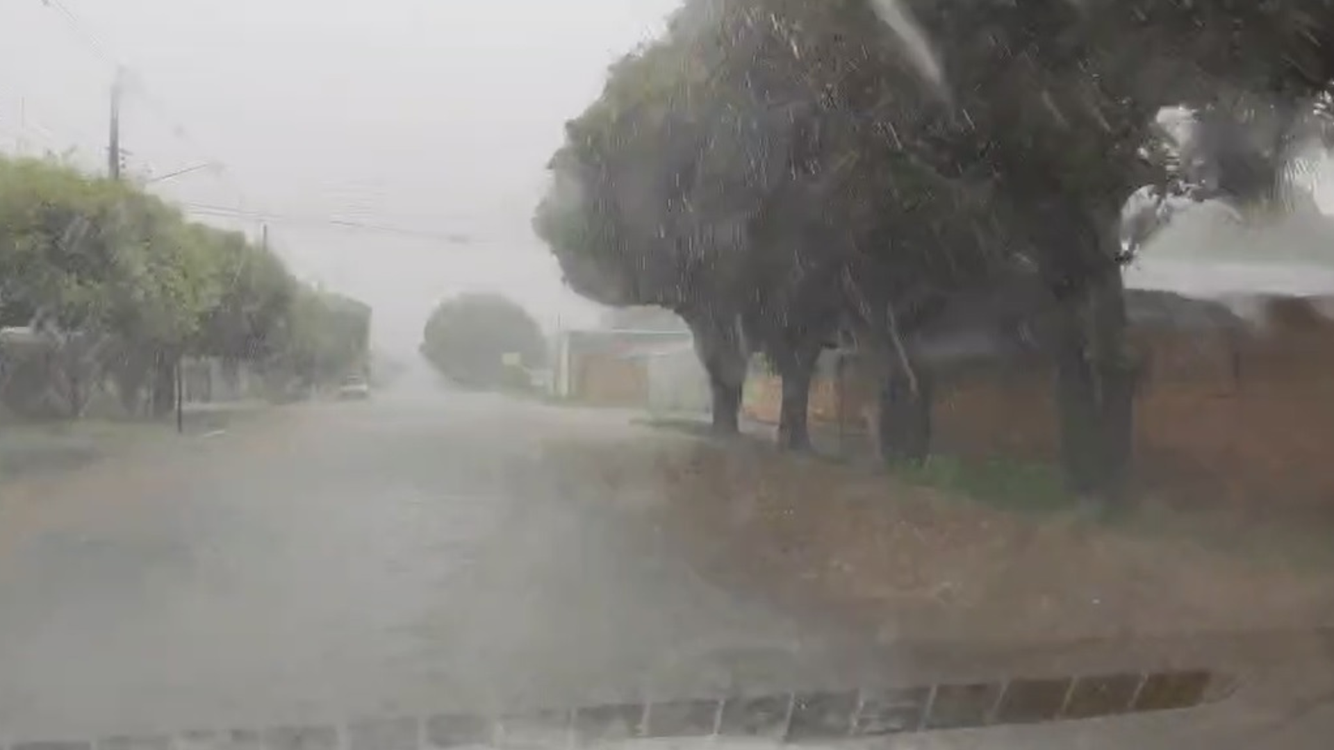 VÍDEO: No Natal, ruas de Aquidauana ficam tomadas por alagamentos após chuvas intensas