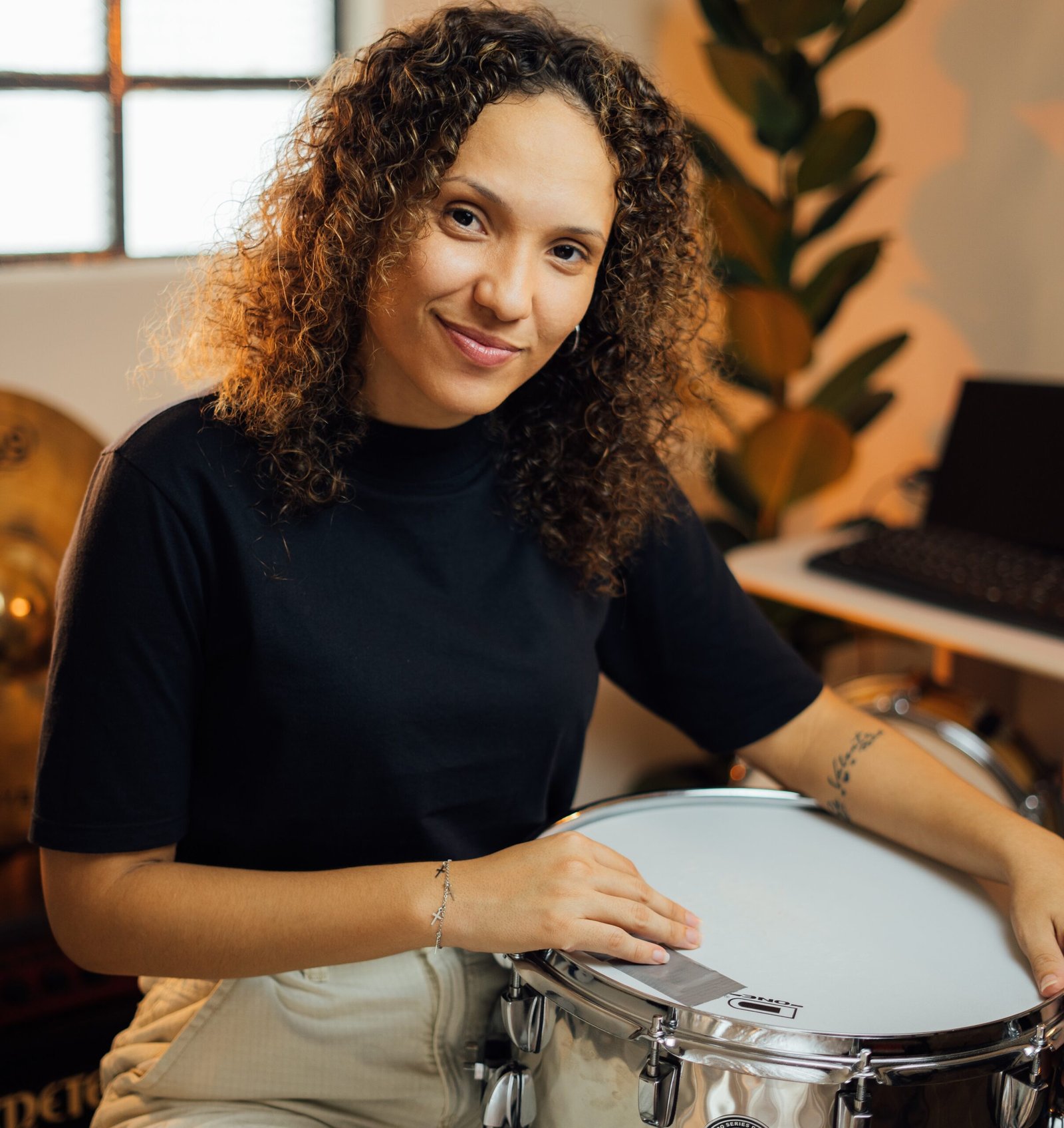 Baterista e educadora: Antonia Camargo rompe barreiras na música e inspira público feminino