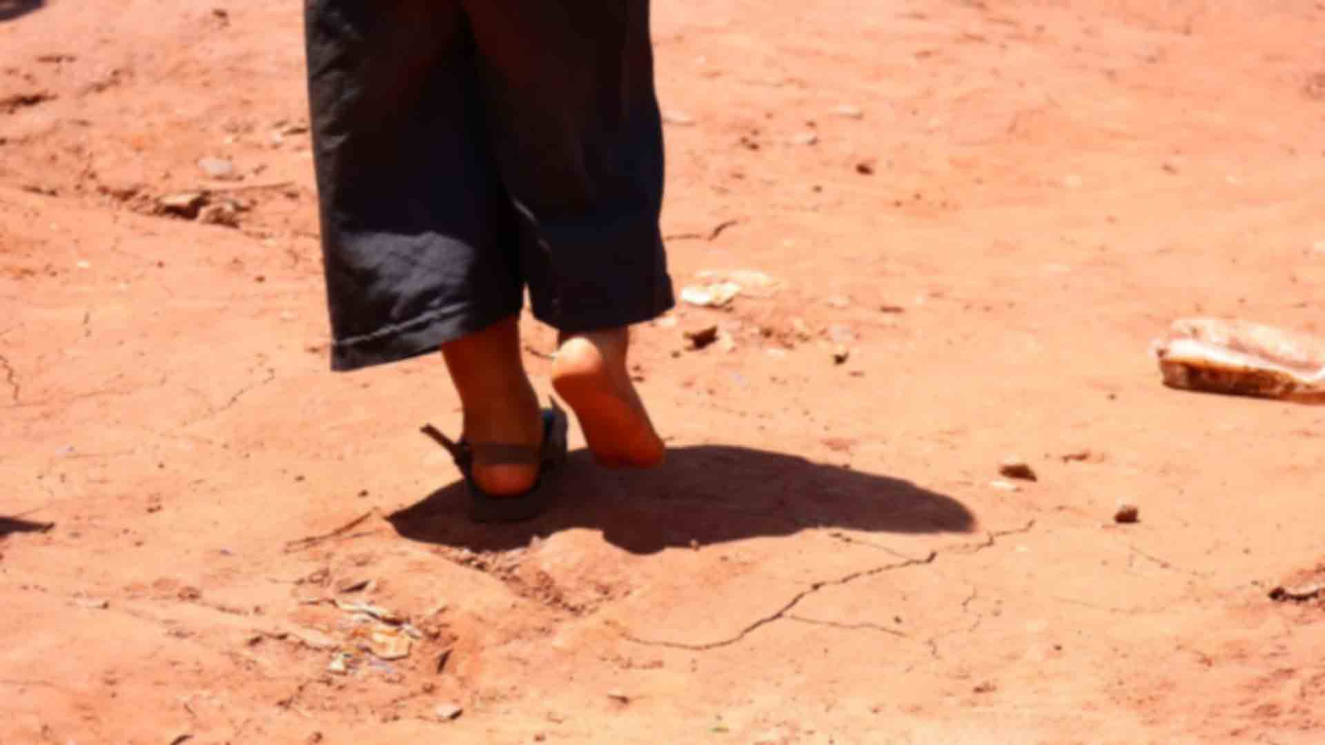 Bêbada, mulher é presa no Jardim Carioca ao deixar filhos sozinhos na rua e dizer que não os quer