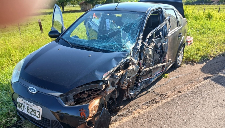 Bombeiros atendem acidente entre carro e caminhão na rodovia