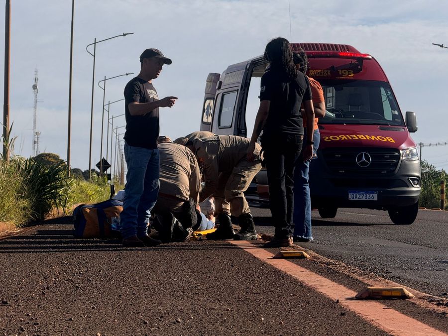 Ciclista fica ferida ao ser atingida por Honda Biz na BR-376 em Nova