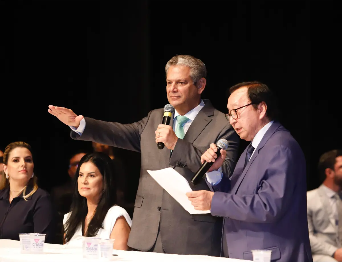 Com o Teatro Calil Haddad lotado, Silvio Barros e Sandra Jacovós tomam posse como prefeito e vice-prefeita de Maringá