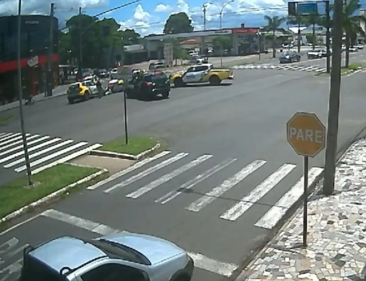 Dupla foge de abordagem e é detida após perseguição policial em Paranavaí; VÍDEO