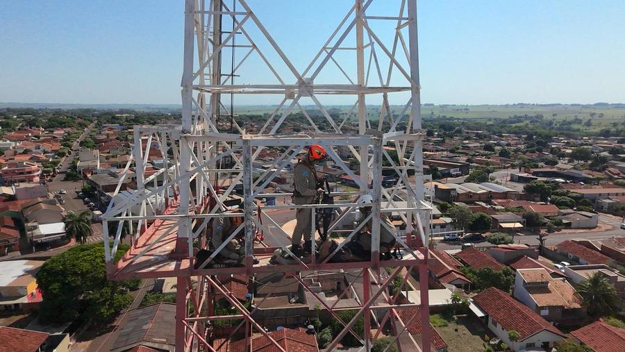 Homem dorme em torre de telefonia em Ivinhema e afirma já ter subido