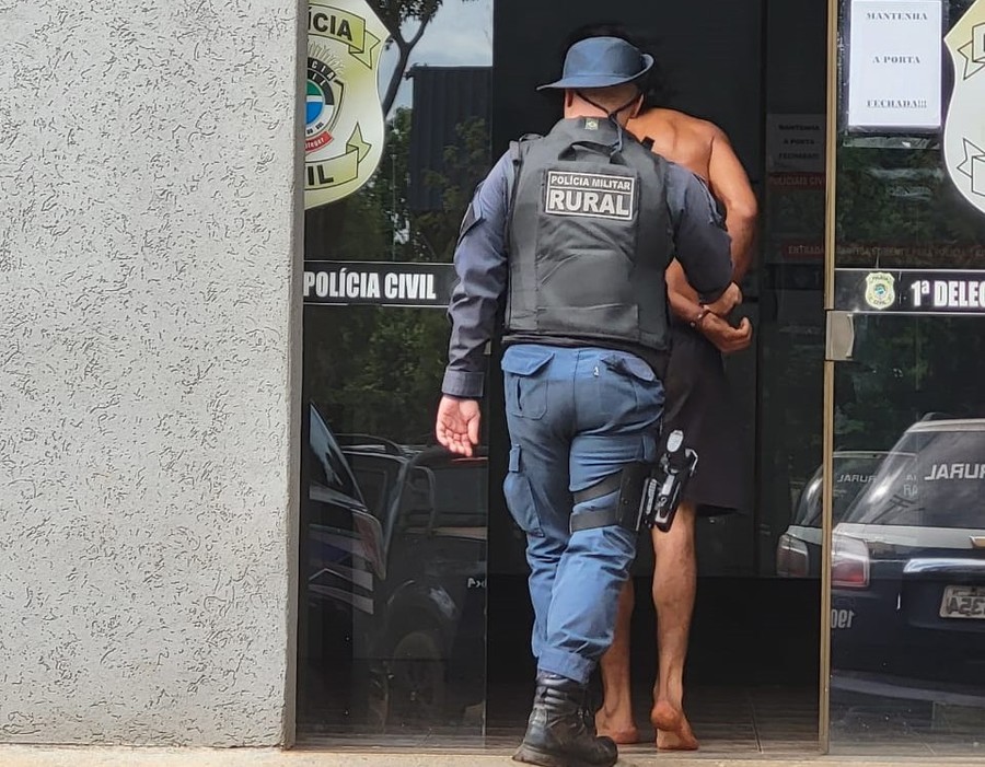 Homem que estava foragido da Justiça é preso portando armas e munições