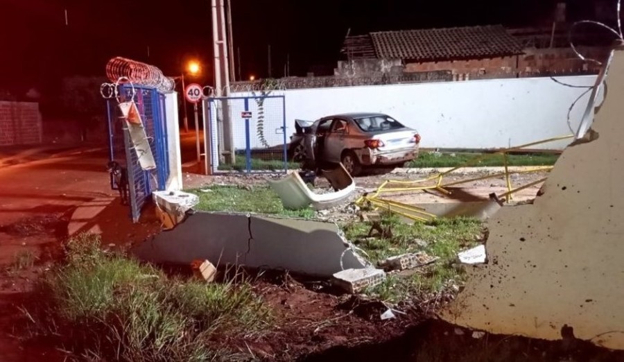 Mulher pega carro do pai escondido e colide em muro de estação de